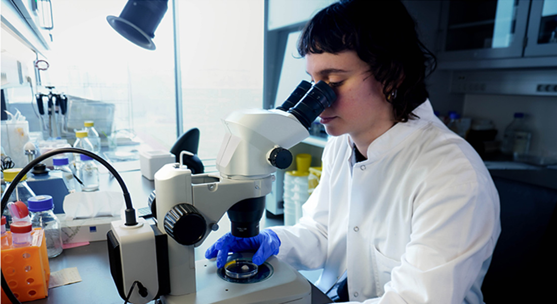 Edda Santello looking in microscope