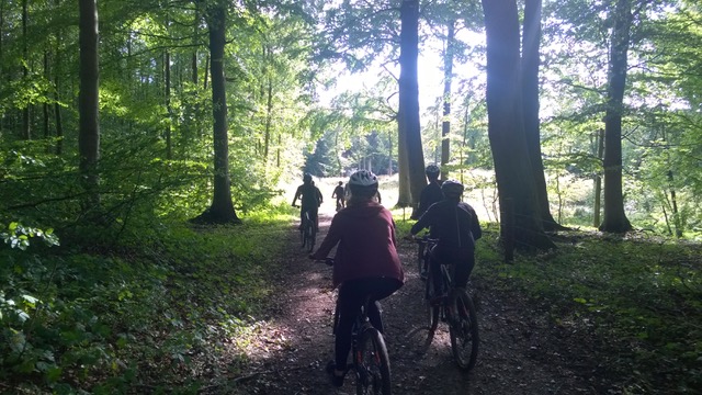 People mountainbiking
